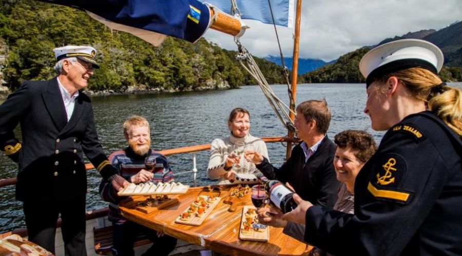 Evening Champagne Cruise: A Luxurious Sunset Experience on Lake Wakatipu