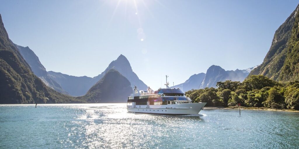 cruise milford sound,hike routeburn track