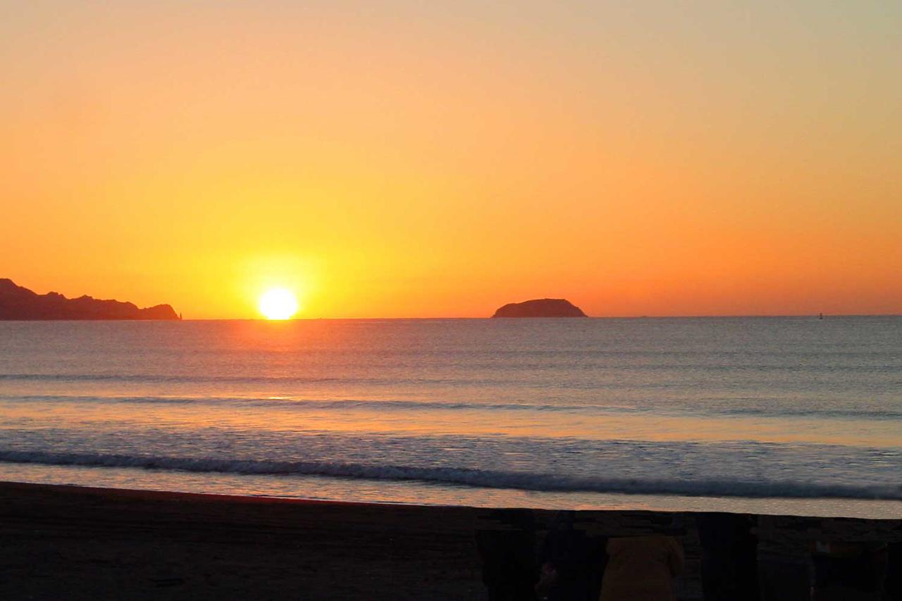 Gisborne_NZ Sunrise Waikanae Beach