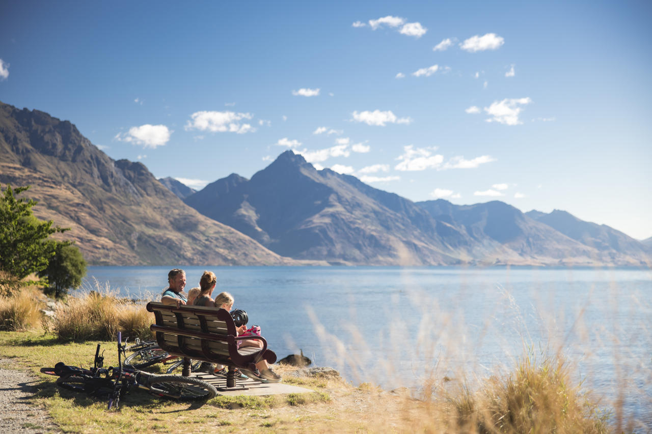 Family biking - Queenstown Gardens