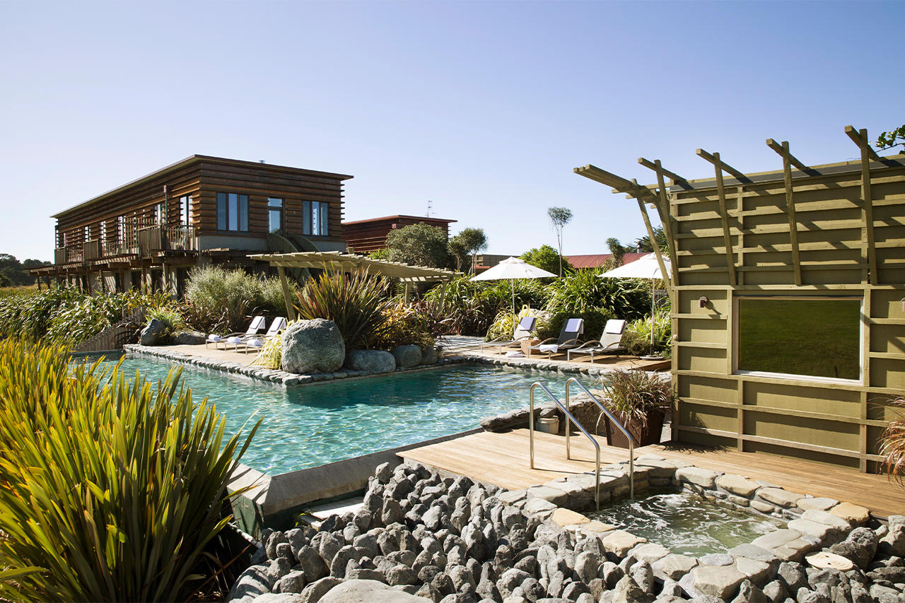 Hapuku lodge kaikoura pool