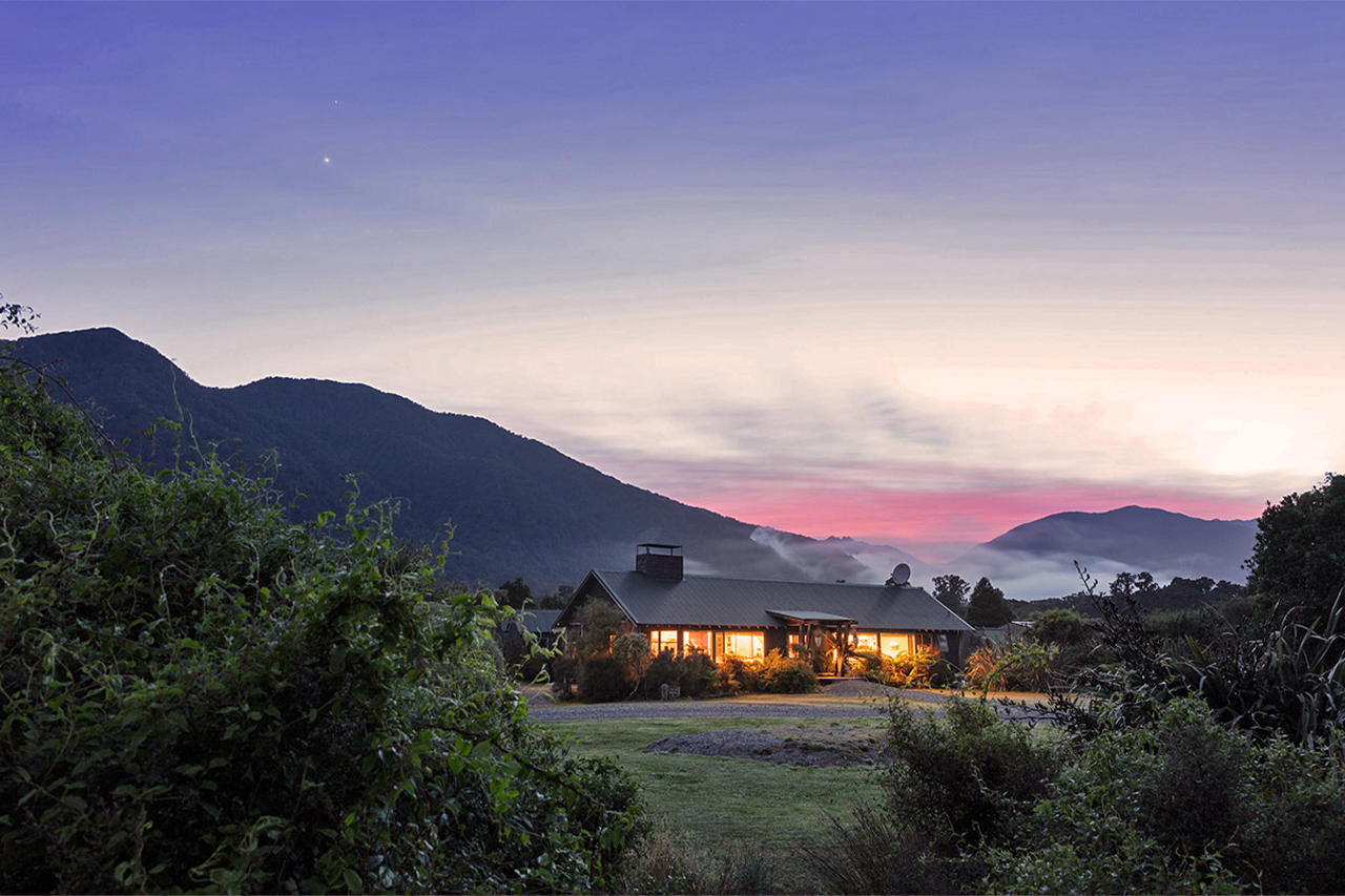 6 Day Fiordland Luxury Experience: Hollyford Track Guided Walk