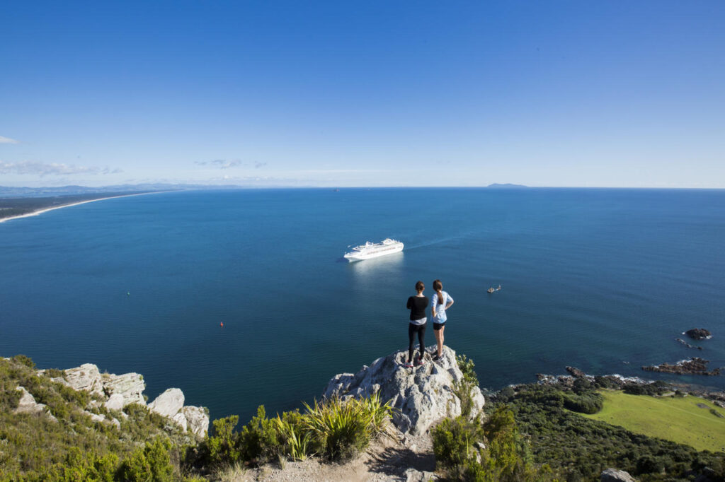 Mount Maungnaui Summit, budget tours New Zealand